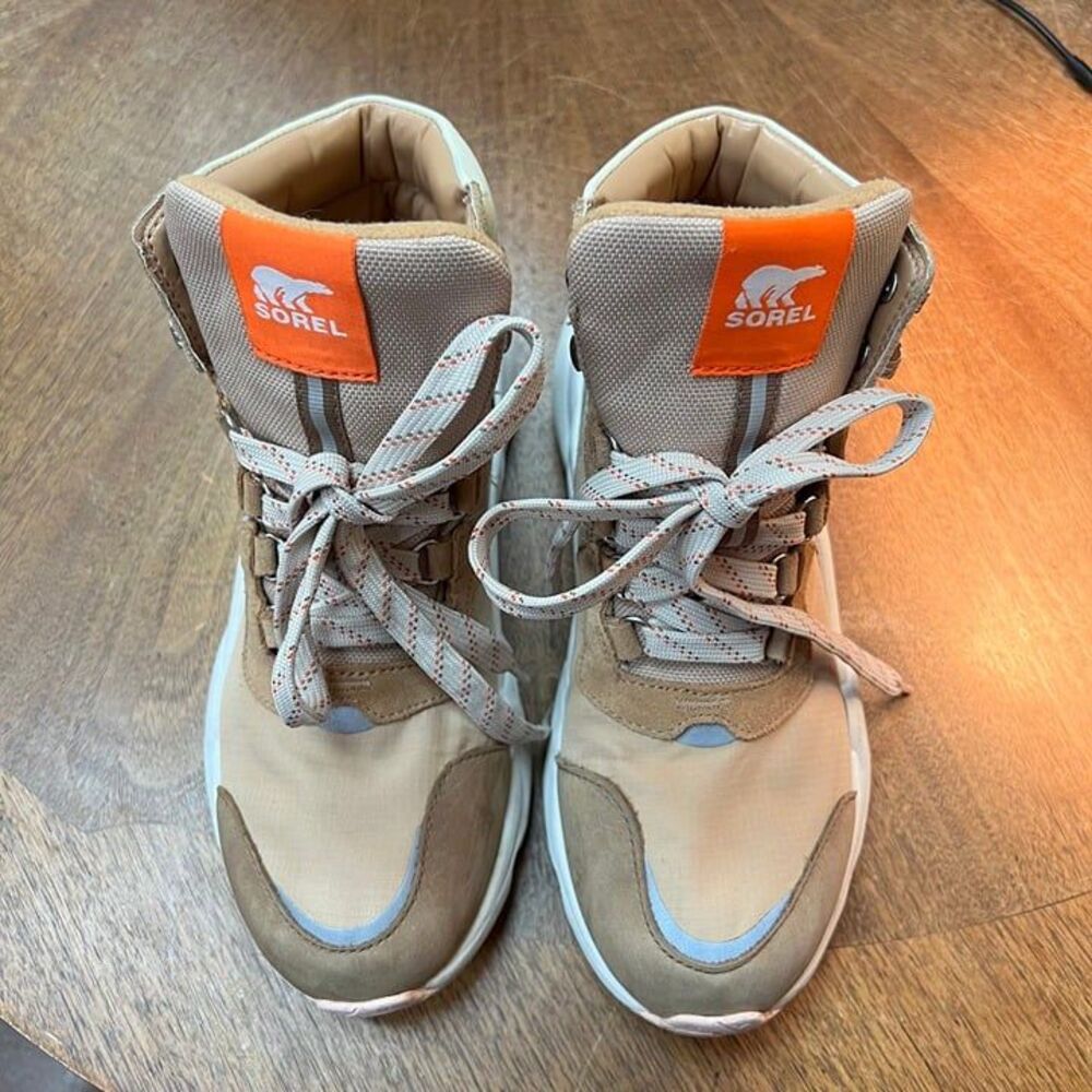 Like new Sorel Kinetic RNEGD Conquest Waterproof Sneaker Hiking - Size 8